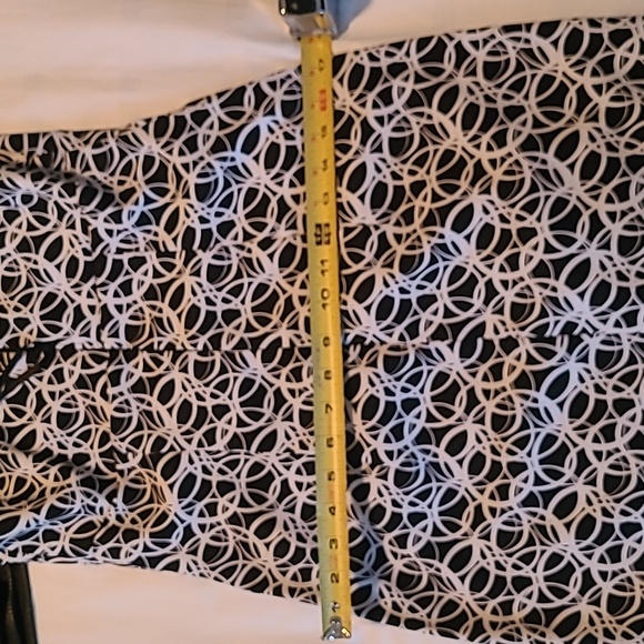 Shoulder-baring black and white, knee-length dress - Picture 9 of 10